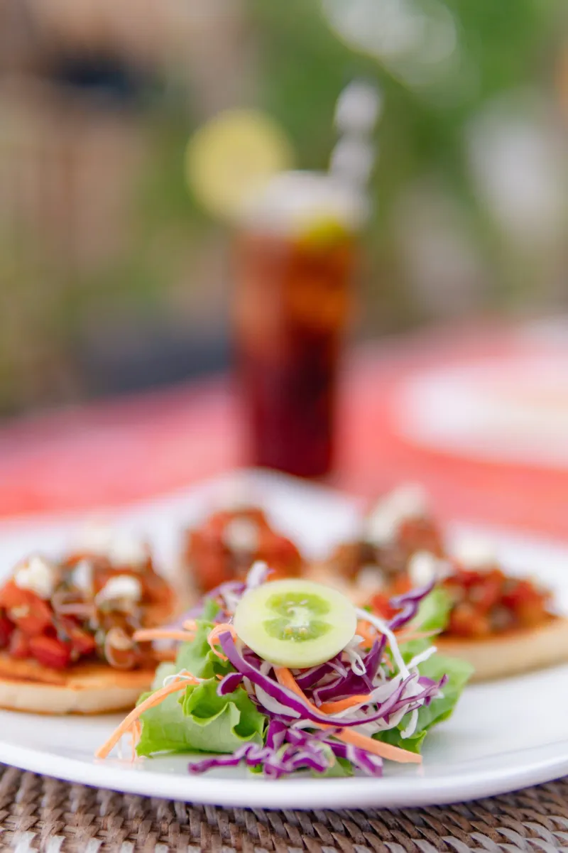 Bruschetta mit frischem Salat und kaltem Getränk