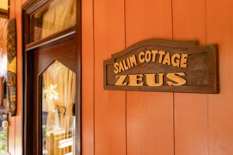 Geschnitztes Namensschild von Salim Cottage
