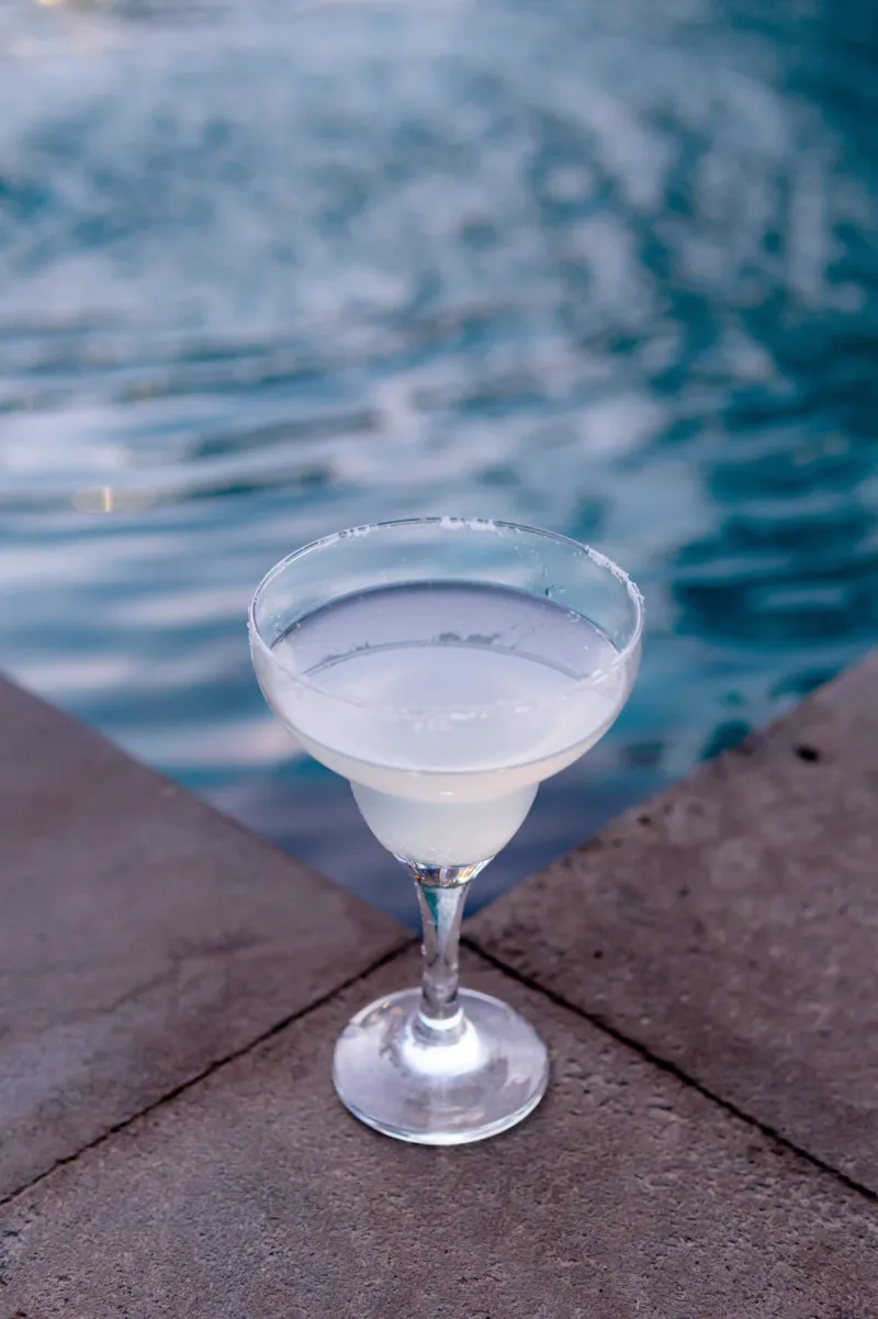 Eisgekühlte Margarita am Poolrand