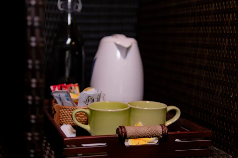 Plateau café et thé en chambre avec fleur de frangipanier