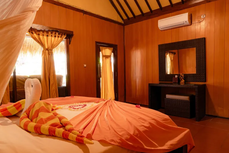 Chambre de cottage chaleureuse avec lit romantique et commode