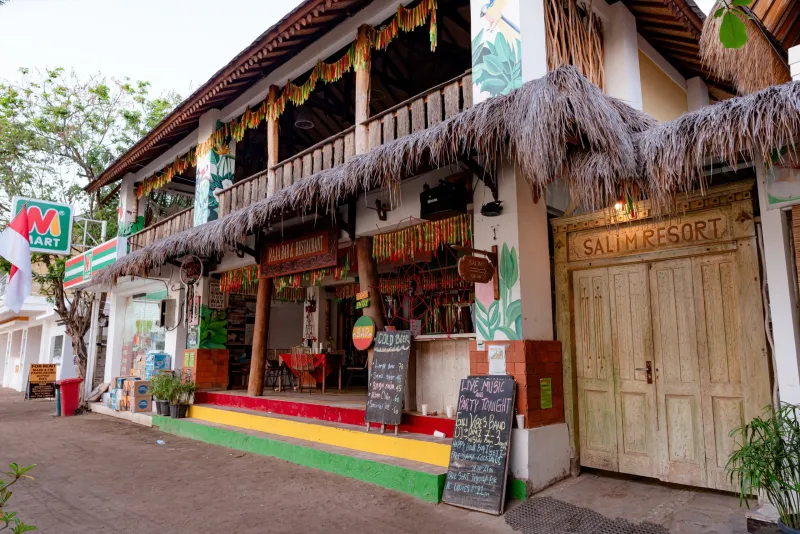 Façade sur rue du Raja Bar et du Salim Resort