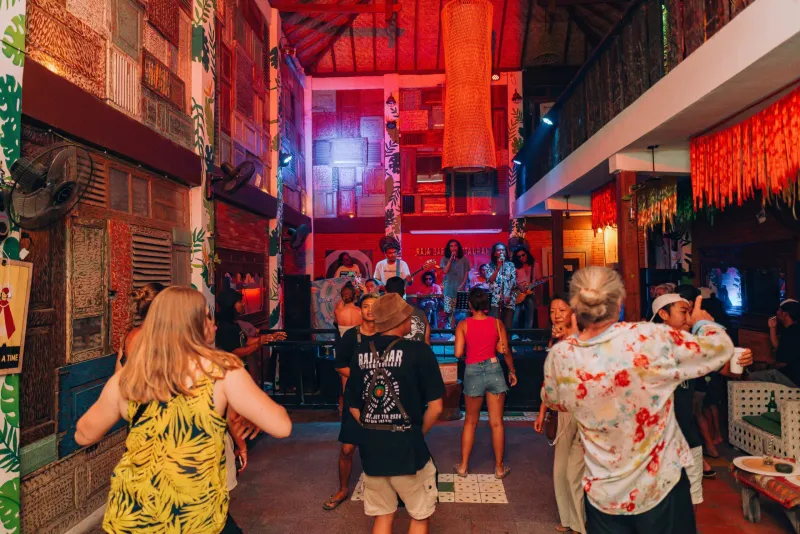 Band live dan kerumunan yang menari di Raja Bar pada malam hari