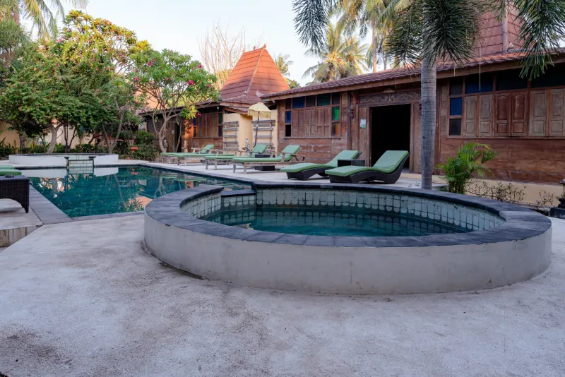 Kolam renang dan jacuzzi di samping cottage taman