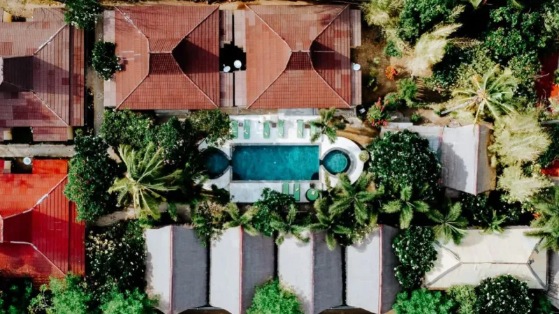 Pemandangan kolam dan taman dari atas dengan drone